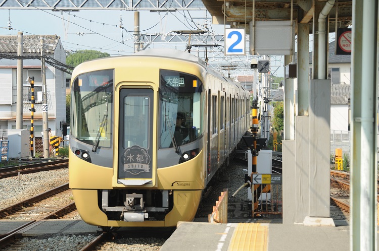 通勤用車両を改造した柳川観光列車「水都」