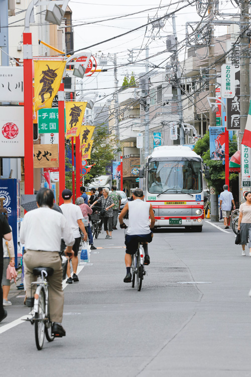 駅を挟んで商店街が広がる