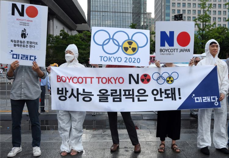 来る東京五輪のボイコットを主張する韓国の市民（8月15日、Penta Press/時事通信フォト）