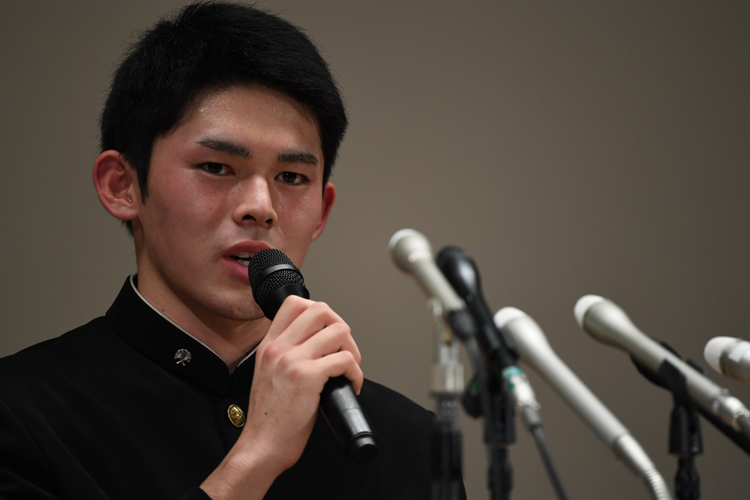 ドラフト後の会見では堅さが見えた