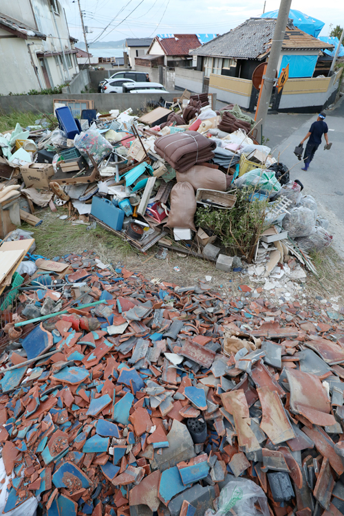 家屋の損壊によって発生したがれきの集積所。千葉県館山市（時事通信フォト）