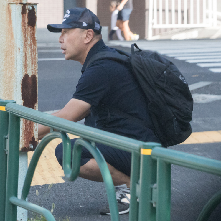 しゃがみ込む高橋（2019年）