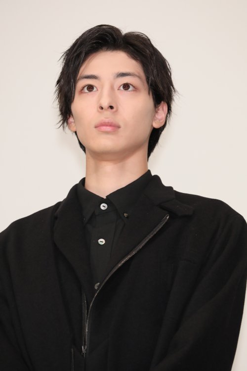 高杉真宙も真っ黒な衣装で登場