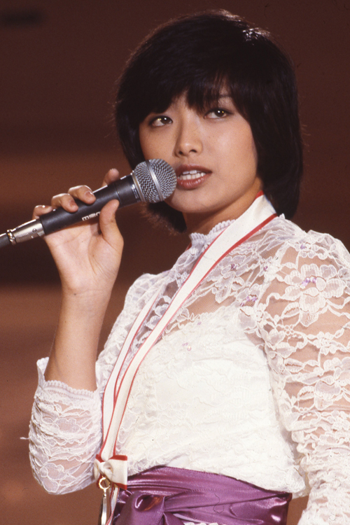 1978年の歌番組（テレビ朝日）に出演した際の歌唱シーン。この年の『第29回紅白歌合戦』で紅組のトリを務めた