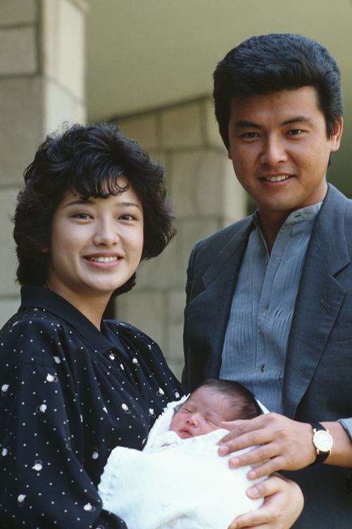 1984年、長男・祐太朗（35）を出産した時のスリーショット。翌年には、次男・貴大（33）が生まれ、2人の子宝にも恵まれた