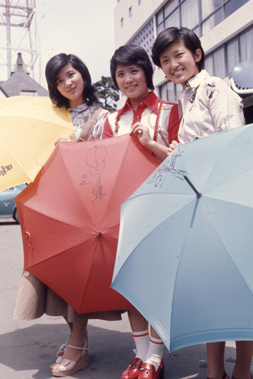 1975年、映画『初恋時代』で花の中三トリオ（写真右から、山口、森昌子、桜田）の3人が共演した時のスリーショット