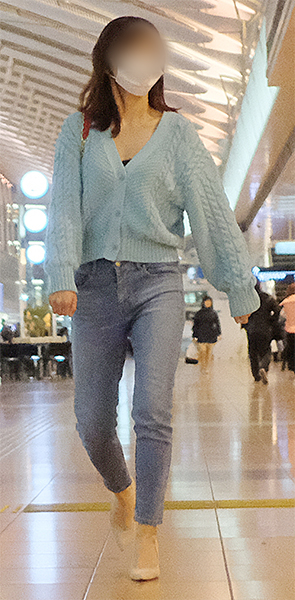 空港ロビーを歩くA子さん（2018年4月）