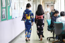 生徒の発案で設けられた7月の「浴衣の日」。着付けをしてくれる地元の人も