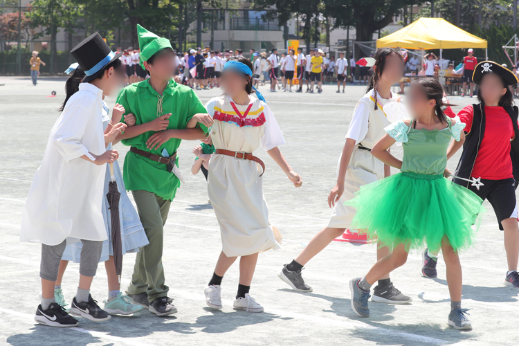 運動会では、本気のリレーで活躍する運動部。対して文化部は、手作りの衣装に身を包んで校庭を練り歩く。それぞれが得意分野で脚光を浴びることができる一日となる。小さな子どもが参加できる玉入れも大人気（撮影／平野哲郎）