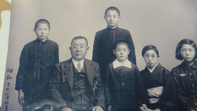 最後の家族写真。ミッドウェー海戦の2か月前に撮影した(山口宗敏氏提供)