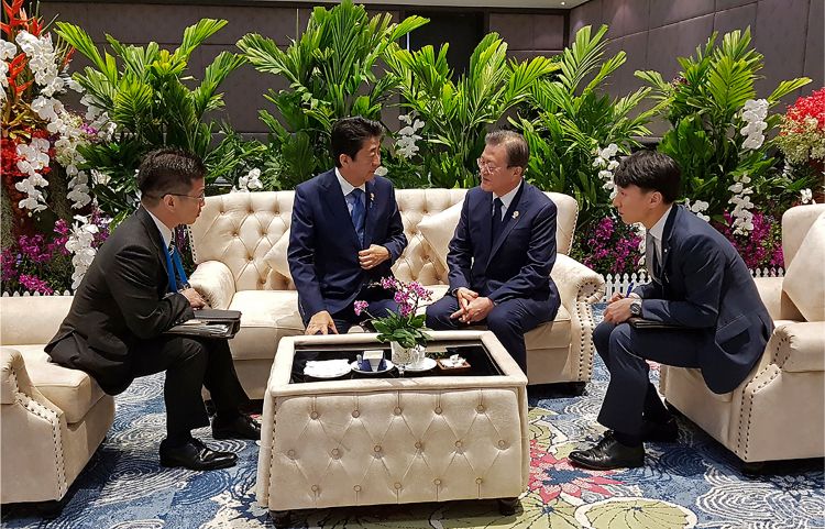 韓国側が無断でスマホで撮影したとされる（（写真／South Korea Presidential Blue House／AP／AFLO）