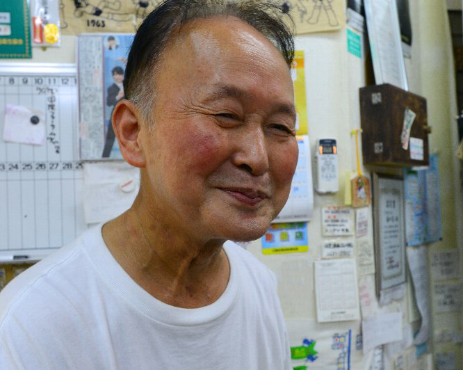 やさしさが体全体から溢れ出る店主の藤田憲二さん。兄は本店を中心にやっているが、兄弟2人が店に並ぶことも多い
