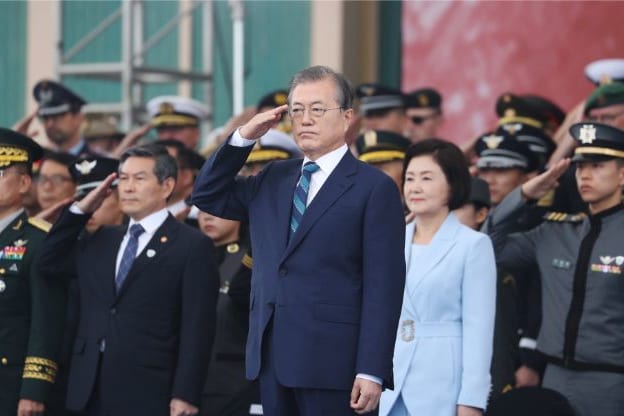 韓国国軍の式典で敬礼する文在寅大統領（EPA=時事）