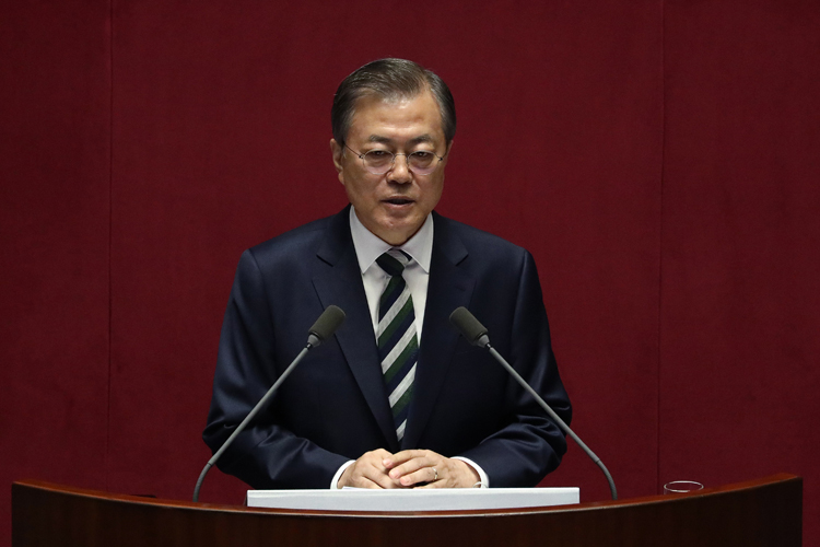 「GSOMIA破棄せず」とした韓国の文在寅大統領（EPA＝時事）