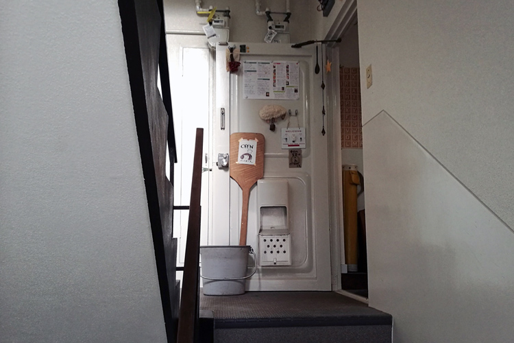 集合住宅内の部屋を改装した「ひつじ茶房」