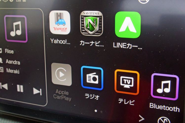ディスプレイではヤフーやLINEなど複数のアプリを使い分けることが可能