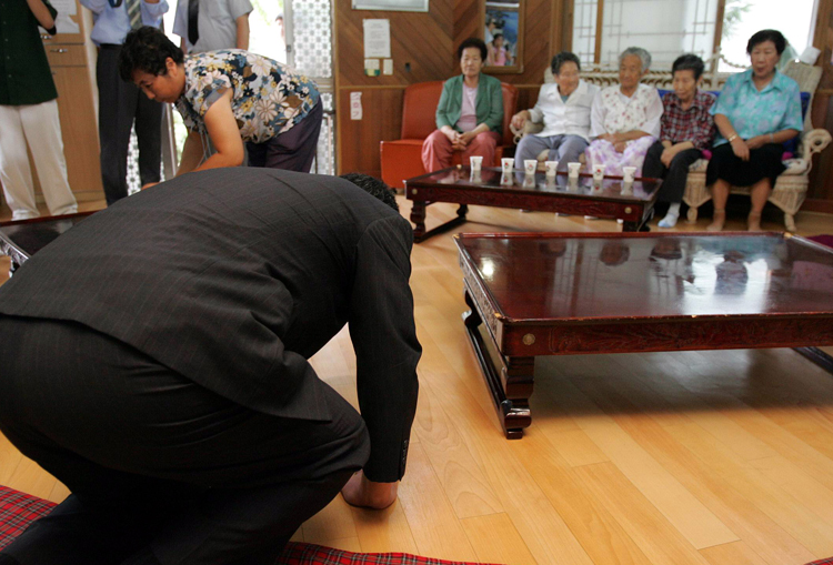 慰安婦団体に謝罪する李栄薫氏（YONHAP NEWS／AFLO）