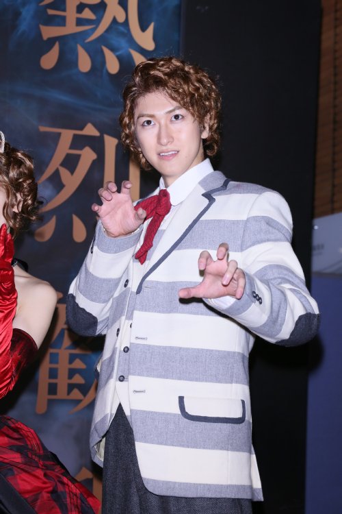 助手のアルフレート役をWキャストで演じる相葉裕樹