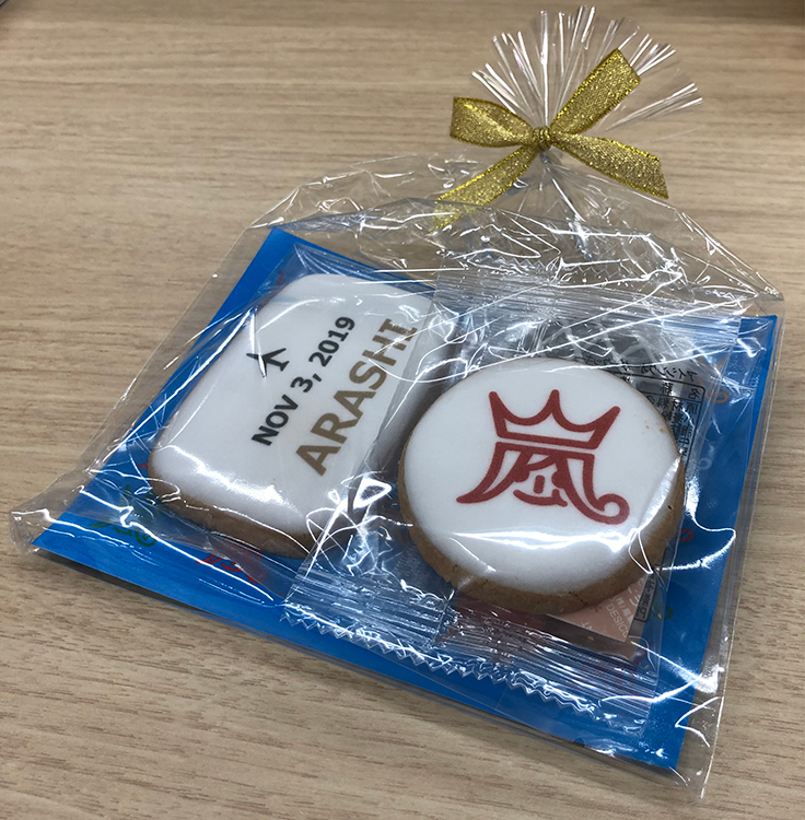 報道陣には3種類のクッキーが入った詰め合わせが配られた