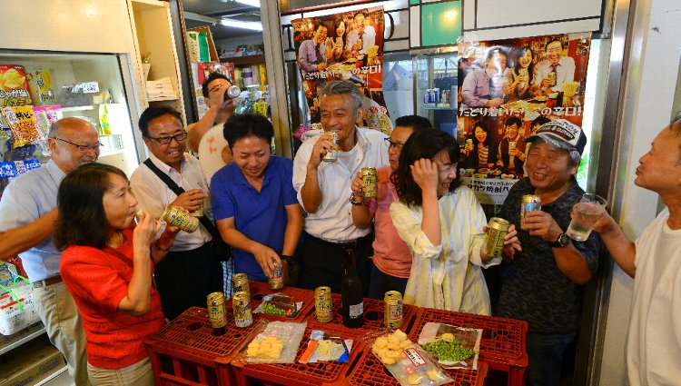 客は団地の現・住民と元・住民。そして近隣のサラリーマンが中心だ