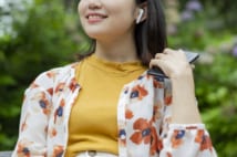 まるで独り言? イヤフォン通話や音声入力で気になる“他人の目”