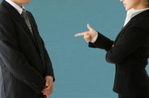 被害者が語る職場のいじめのリアル 加害者に共通する傾向とは?