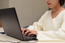 同僚社員の性的独り言は「環境型セクハラ」か 対処方法は?