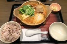 冬の定番「チゲ鍋定食」食べ比べ 大戸屋とやよい軒の違いは?