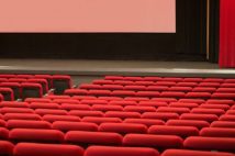 映画上映中にスマホいじりする若者、「2時間は耐えられない」
