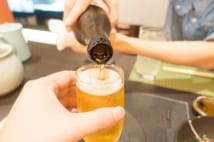 令和に残る昭和の慣行 お酌、はんこ文化…は今も必要か?