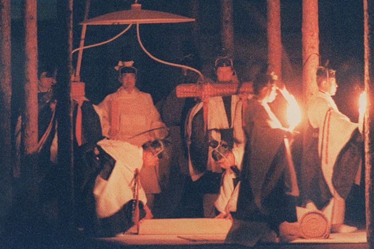1990年(平成2年)11月22日、大嘗祭に臨まれた天皇陛下(現在の上皇陛下)(写真/共同通信社)