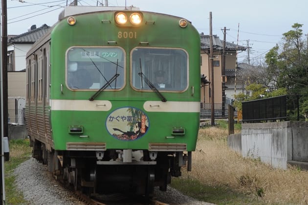 工場地帯を走る静岡県富士市の岳南電車