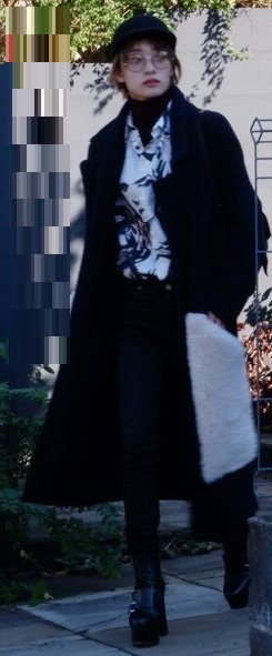 表情はどことなく暗い剛力