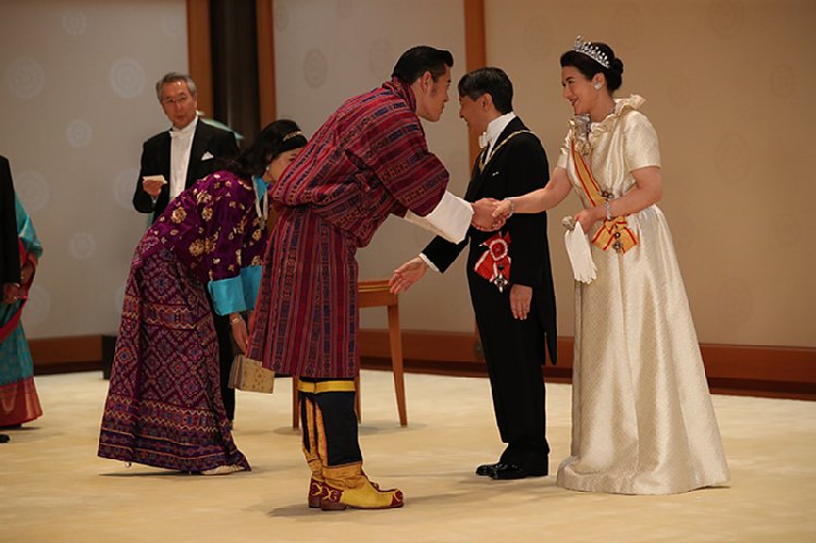 饗宴の儀でゲストをお迎えになる天皇陛下と雅子さま（写真提供／宮内庁）