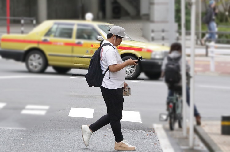 車も好きだがスマホ片手にウォーキングするのも大切な時間なのだろう