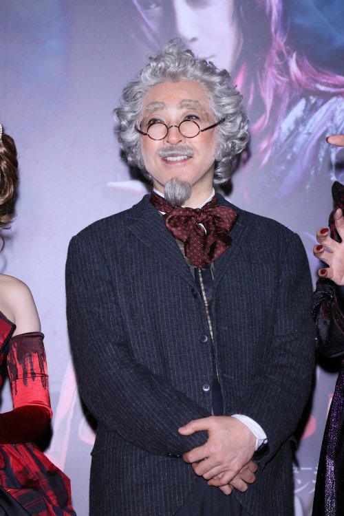 ヴァンパイアと敵対する役を演じる石川禅