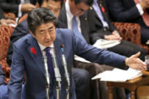 参院予算委員会で答弁する安倍晋三首相＝１日、国会内