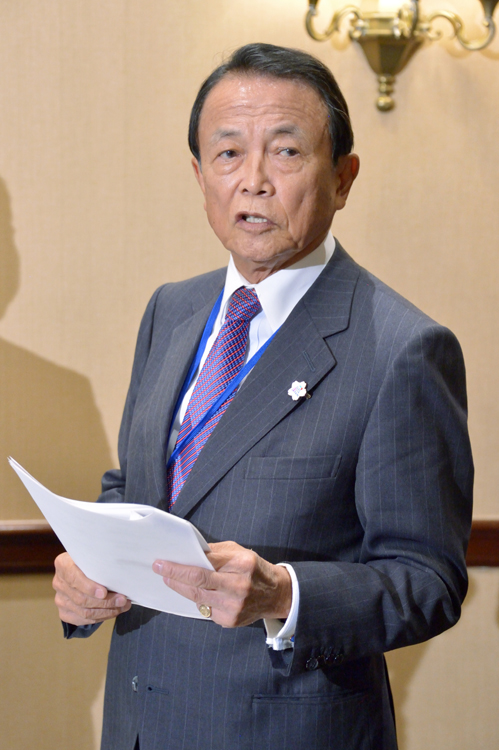 麻生太郎氏は学習院大卒（時事通信フォト）