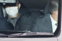 大阪府警本部に入る伊藤仁士容疑者(時事通信フォト)