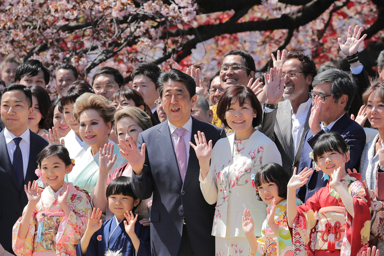 「桜を見る会」で招待客と記念撮影する安倍晋三首相（EPA＝時事）
