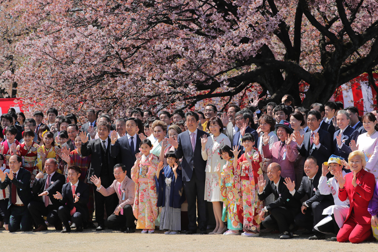 「桜を見る会」で安倍晋三首相と記念撮影する招待客たち（時事通信フォト）