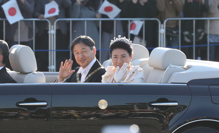 パレードで手を振られる天皇、皇后両陛下（時事通信フォト）