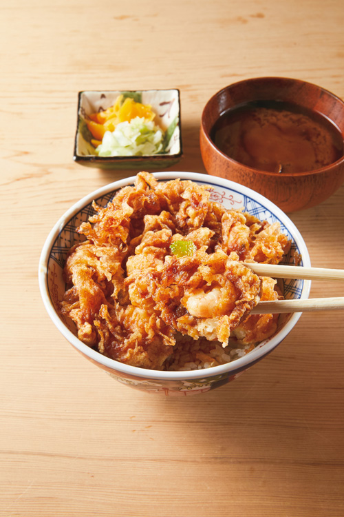 「小海老と小柱のかき揚げ丼」（1400円）。良質な素材と職人技が詰まった一品。滋養が溶け込んだ「しじみの赤だし」（100円）との相性も抜群。