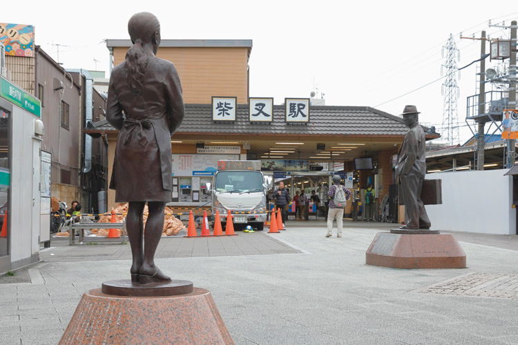 駅前には寅さん像も