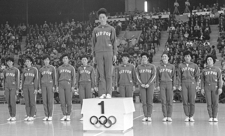 右端の選手が藤本。154cmで世界と伍した（写真／共同通信社）