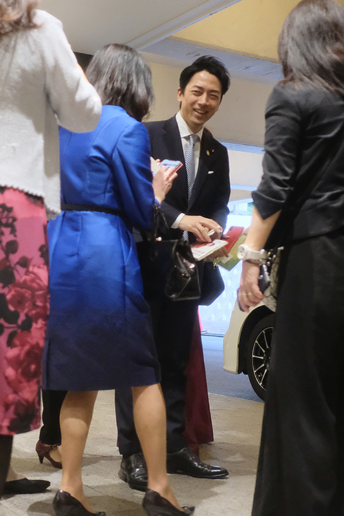 笑顔を見せる進次郎氏