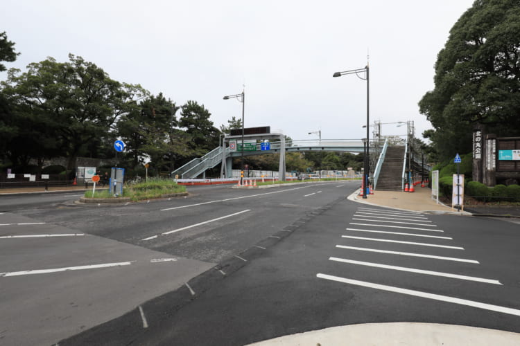 みたけ橋歩道橋の現在の姿。ほとんどの人は由来や起源を知らずに通りすぎてゆく（撮影／平野哲朗）