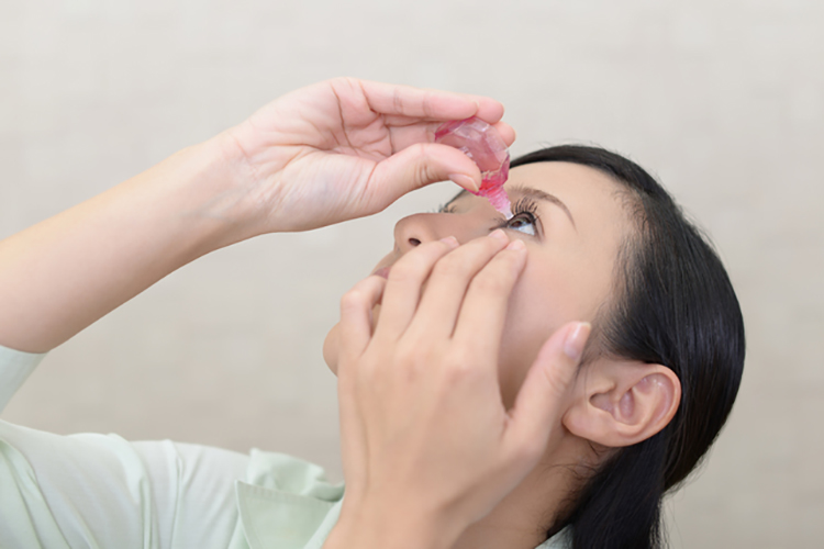 市販の目薬には抗菌剤含有のものもあるが、ものもらいには眼精疲労用のものでは意味がない（写真／PIXTA）