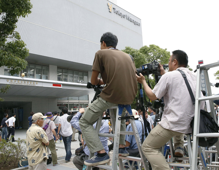 ASKAの保釈時に湾岸警察署に集まった報道陣（写真／共同通信社）