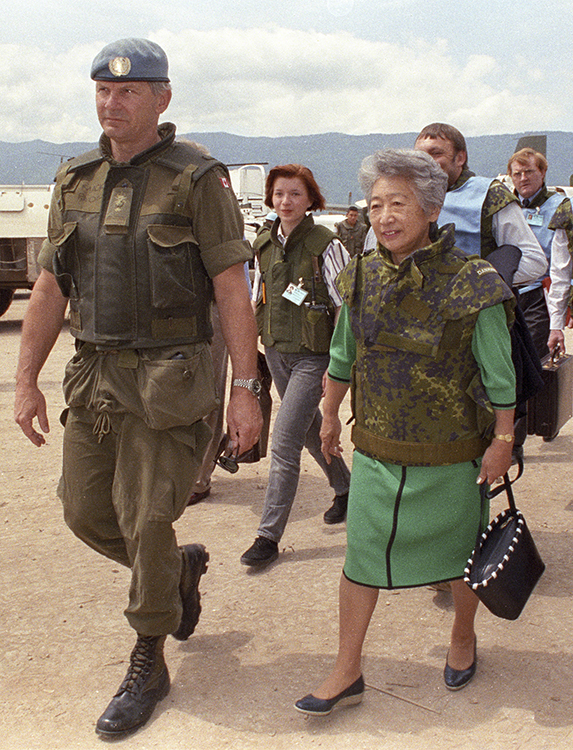 1992年、防弾チョッキを着てボスニアの紛争地域の視察をする緒方さん（共同通信社）